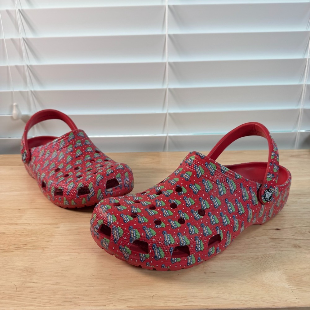 Crocs Vineyard Vines x Clogs Men's Red Christmas Tree Car‎ Print Slip-On  - 11